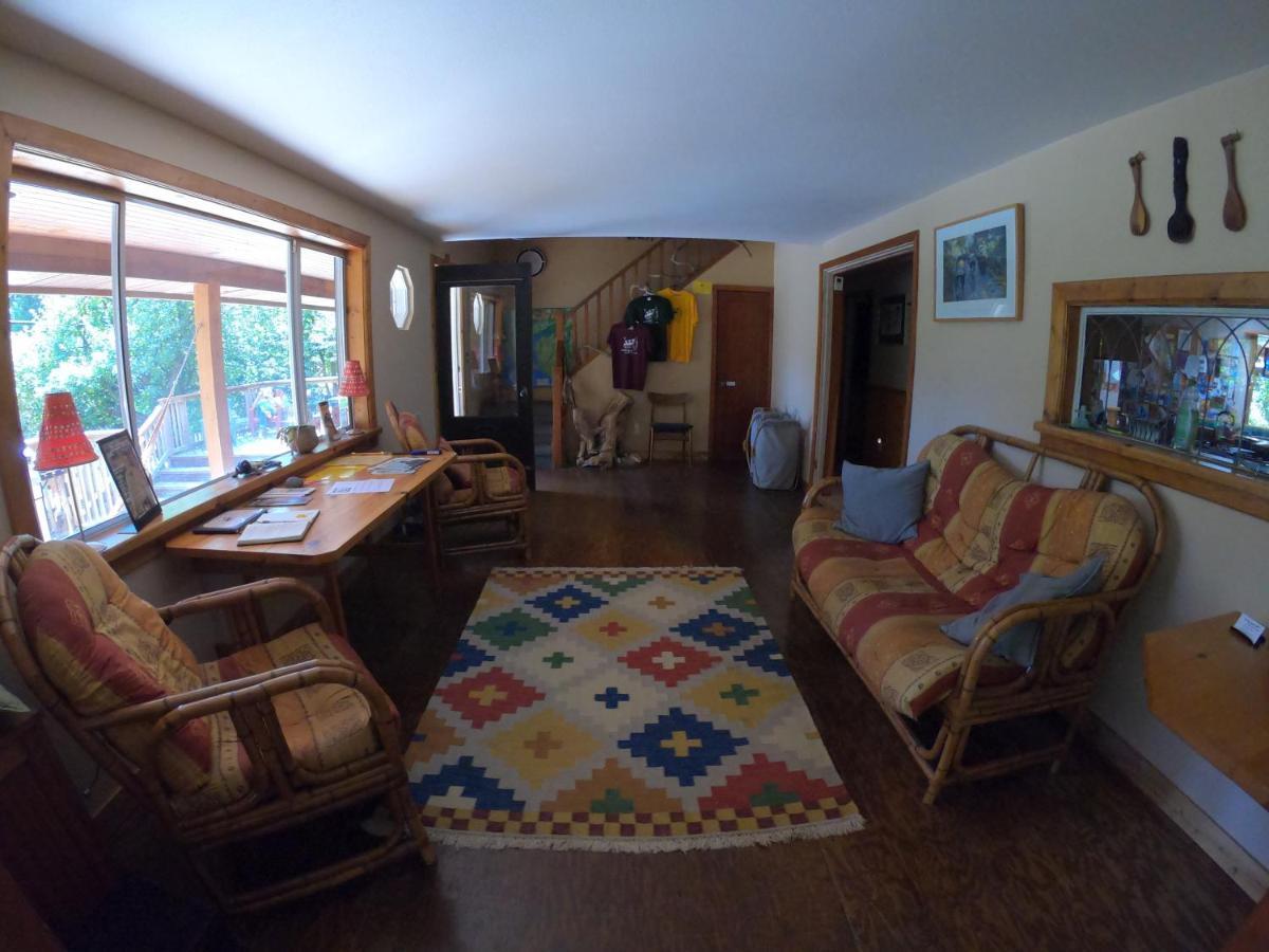 Up The Creek Backpacker'S Lodge Roberts Creek Exterior foto